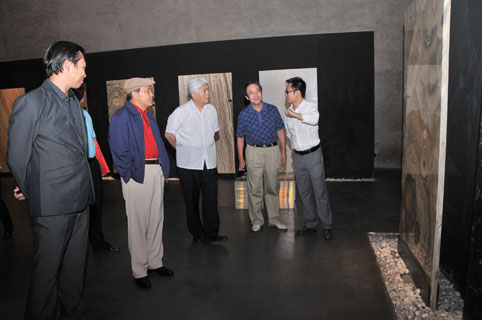 嘉賓對EMG北京大石館展示的天然大理石充滿濃厚情趣