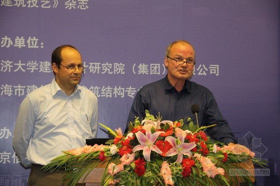 尼庫勞斯·格茨（右）和普里寧格在演講