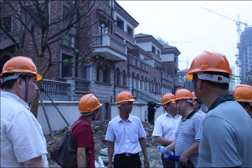 1總經理唐正良為設計院、施工單位、房地產企業來賓介紹康綠爾保溫板在景天花園別墅項目中的應用示范案例